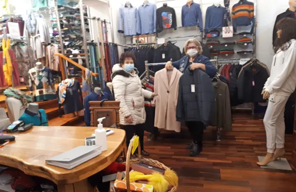 V butiku Tigga se je lastnica Hatidža Hadžić (desno) razveselila 
zveste stranke Mirke iz Pobegov in njenega nakupa. 