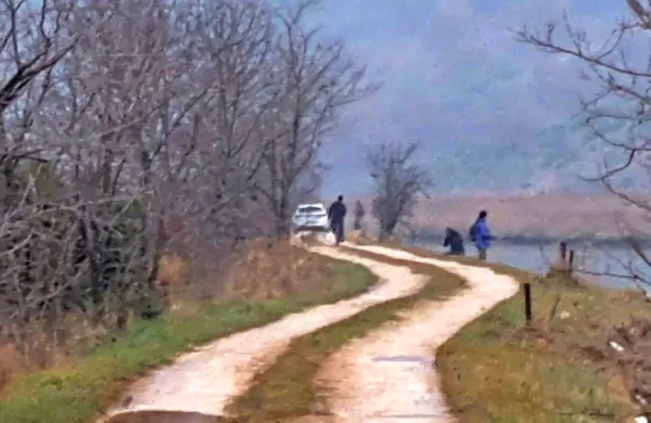 Zapornice so v krajinskem parku prepogosto dvignjene, kar mnogi 
izkoristijo ter se z avtomobilom zapeljejo tja, kamor se ne bi 
smeli. 