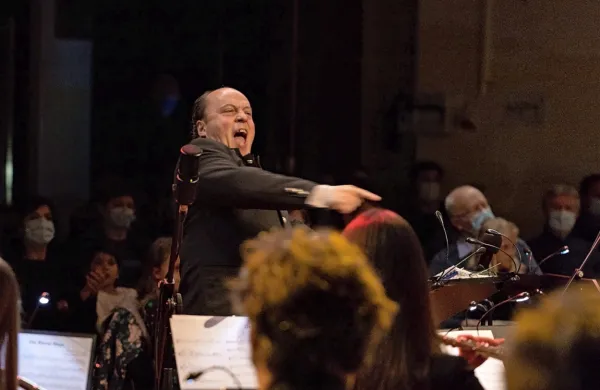 Profesor in klarinetist Andrej Zupan se je po 18-letih vodenja cerkljanskega pihalnega orkestra od njega
poslovil.