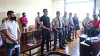 Sojenje   zaradi  očitkov, da so   sodelovali pri tihotapljenju  300  
kilogramov  heroina,  se  je  nadaljevalo  brez     obtožene  trojice.  Aris  
Alibašić, Gregor  Setnikar in  Aleksander Vetorazzi  so  na prostosti  
od lanskega junija.  