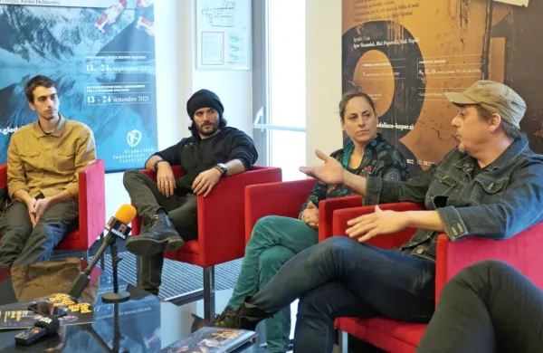 Režiserka  Renata Vidič in igralci (z desne) Igor Štamulak, Blaž Popovski in Mak Tepšić 