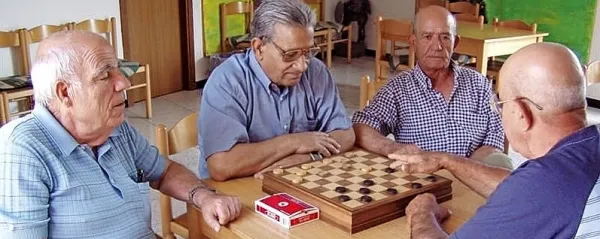 Družabne igre in knjiga so za vse več upokojencev še edini 
“priboljšek”.