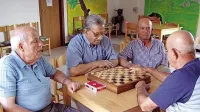 Družabne igre in knjiga so za vse več upokojencev še edini 
“priboljšek”.