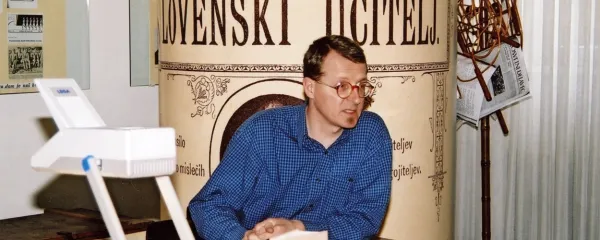 Ervin Dolenc na seminarju Kako zapišem zgodovino moje šole leta 
2001 v Slovenskem šolskem muzeju. Fotografijo je za Dolenčev 
zbornik 2021 od muzeja pridobil  Aleš Gabrič.