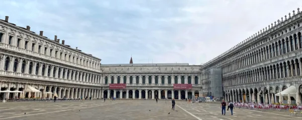 Prazen Markov trg, kakršnega v času turističnega razcveta ni bilo 
mogoče uzreti.