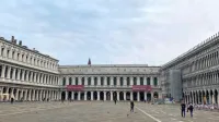 Prazen Markov trg, kakršnega v času turističnega razcveta ni bilo 
mogoče uzreti.