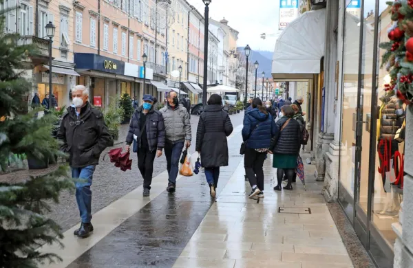 Tudi v Italiji bo po novem potrdilo treba pokazati pri vstopih v trgovine. Izjema so, podobno kot pri nas, živilske trgovine 
in lekarne.  