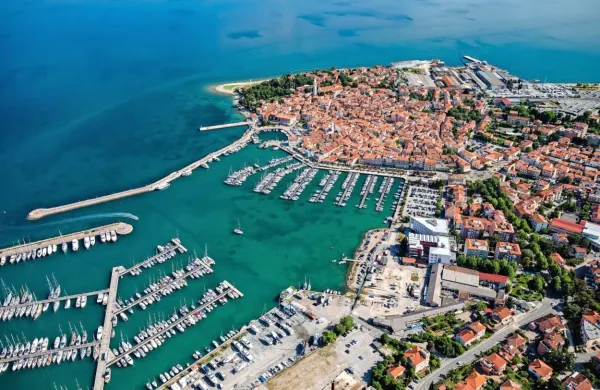 Z OPN načrtujejo pozidavo Arga (v ospredju fotografije) in Ribe z 
Malo opremo. Dopuščajo tudi gradnjo stanovanj ob morju.  