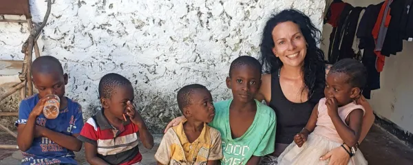 Ana Nadoh v vasici Jambiani, kjer si je ustvarila dom, najraje 
preživlja čas v družbi vaških otrok.