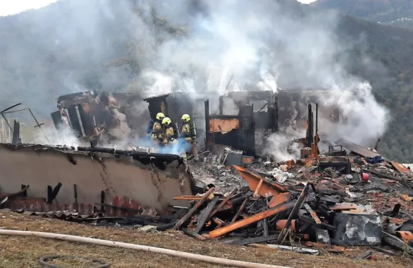 Požar je sredi oktobra Vojku Mraku vzel mamo in hišo. Ob tragediji 
so domačini in ostali takoj šli v akcijo.   
