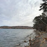 Turisti zidajo kamnite “apartmaje”