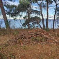 Turisti zidajo kamnite “apartmaje”