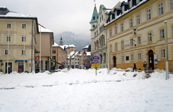 Izvajalci zimske službe bodo letos malo bolje plačani, a to ne bo 
rešilo  pomanjkanja delavcev in plugov. Zato je ob zadnjem 
sneženju neočiščen ostal celo osrednji Mestni trg v Idriji.