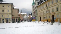 Izvajalci zimske službe bodo letos malo bolje plačani, a to ne bo 
rešilo  pomanjkanja delavcev in plugov. Zato je ob zadnjem 
sneženju neočiščen ostal celo osrednji Mestni trg v Idriji.