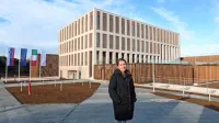 Projektantka Eva Prelovšek Niemelä in kompleks stavb,  ki jih opredeljujeta  sodobna trajnostna gradnja in  sistem za pametno upravljanje.  Tudi opremljajo jih     po načelih okoljsko obnovljivega   in ergonomskega  oblikovanja.