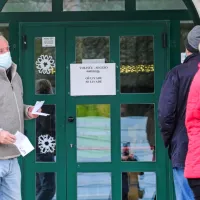 Na volišču OŠ Livade je bil okrog 11. ure zaznati kar živahen utrip 
in zaradi covida so nekateri  počakali pred vrati. 