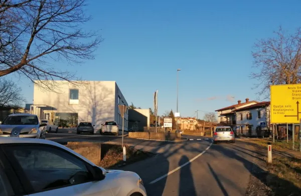 Na začetku Komna namerava Direkcija RS za infrastrukturo 
zgraditi drugo krožišče v vasi.
