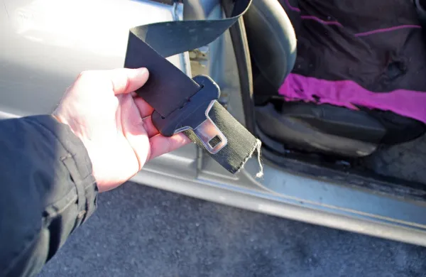 57-letnik s Kozine je v svojem avtomobilu prerezal varnostne 
pasove.