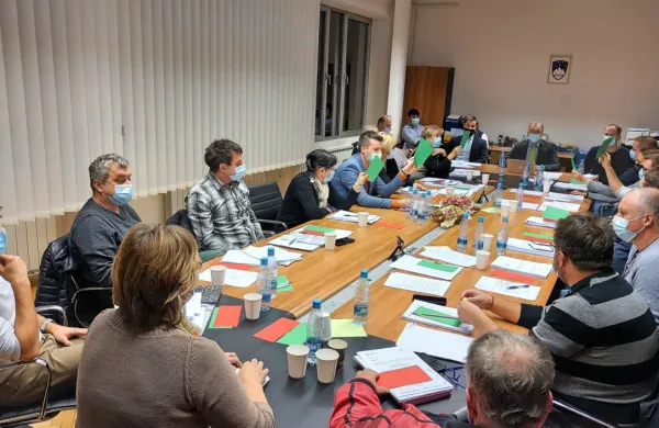 Vipavski svetniki na četrtkovi prvi izredni seji pričakujejo podrobnejša pojasnila  o vseh tožbah in inšpekcijskih postopkih, v 
katerih je udeležena Občina Vipava.