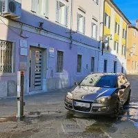 Potopni valj na Kidričevi ulici je opremljen s sistemom prepoznave registrskih tablic. 