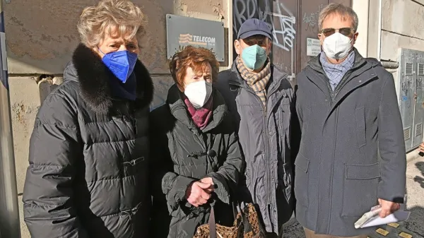 Carla in Silvan Kalc ter  Andrej, vnuk Franca Grgiča, pred sedežem 
nekdanje Telve.