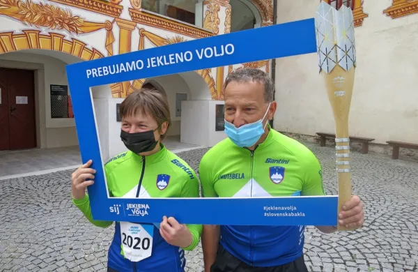 Do športa neprijazna Idrija je občina številnih dobrih športnikov. Na sliki prvi olimpijec iz občine - Valter 
Bonča in lanska olimpijka  Tanja Žakelj - ob prenosu olimpijske bakle. 