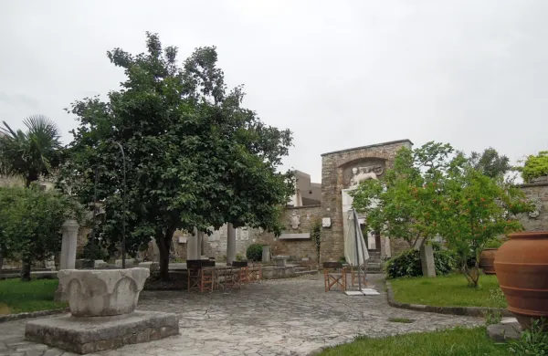 Kavarna bo delovala tudi  na obeh zunanjih vrtovih muzeja, tako v 
lapidariju, kot v zgornjem vrtu. 