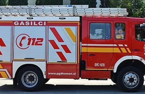 Komenski gasilski kamion, ki ga največkrat uporabljajo v intervencijah, trenutno v Gornji Radgoni čaka na celovito obnovo. 
Ohranili bodo podvozje in črpalko.