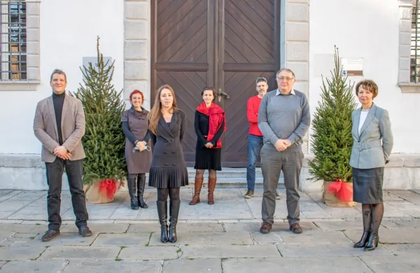 Novo Unescovo katedro v Kopru so predstavili (v prednji vrsti od 
leve) - Gašper Hrastelj (slovenska nacionalna komisija za Unesco), 
dr. Klavdija Kutnar (rektorica UP), Stojan Ščuka (Park Škocjanske 
jame) in dr. Irena Lazar (dekanja FHŠ).