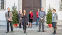 Novo Unescovo katedro v Kopru so predstavili (v prednji vrsti od 
leve) - Gašper Hrastelj (slovenska nacionalna komisija za Unesco), 
dr. Klavdija Kutnar (rektorica UP), Stojan Ščuka (Park Škocjanske 
jame) in dr. Irena Lazar (dekanja FHŠ).