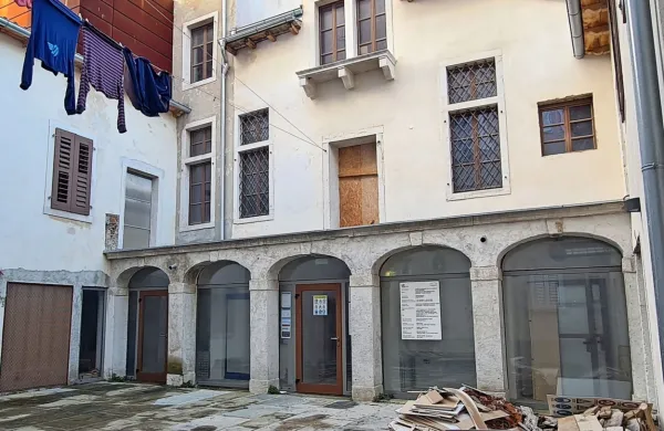 Borilnica je sestavljena iz več starejših stavb in ima razgibano 
vrtno fasado.

