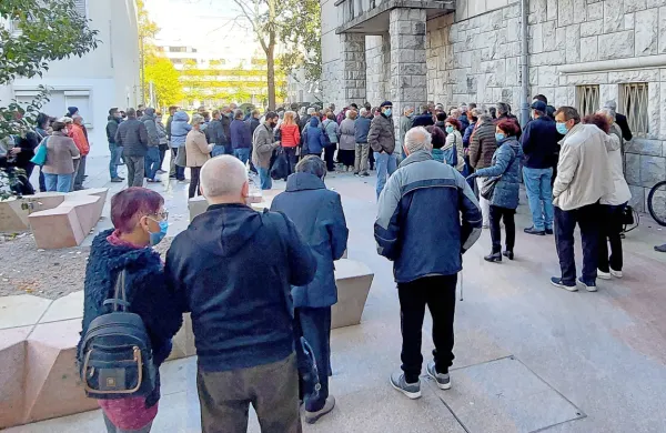 Strokovnjaki si želijo tudi tokrat  tolikšno zanimanje za cepljenje, 
kot je bilo konec lanskega leta v večini  Primorske - posnetek je iz 
novogoriškega cepilnega centra -, saj  imajo cepljeni v primeru 
okužbe praviloma  blago obliko bolezni. 