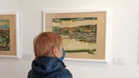   Miha Maleš je obmorske prizore skiciral ali fotografiral, nato pa si je v Ljubljani poletje podaljšal z ustvarjanjem  barvitih monotipij.  
