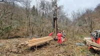 Naložba v zajetje Suhorca bo draga tudi zaradi mnogih geotehničnih raziskav,  ki jih morajo opraviti še pred projektiranjem 
akumulacije. Tako delavci podjetja Rovs te dni na območju 
zajezitve  Padeža  jemljejo vzorce iz 30 metrov globokih vrtin. 