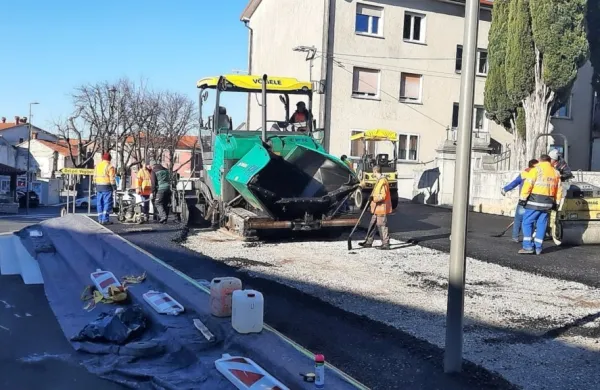 Včeraj so tako asfaltirali središče Dutovelj, a v Civilni pobudi za 
spoštovanje dediščine Dutovelj se z nadaljevanjem del ne strinjajo.