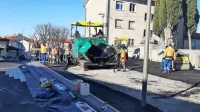 Včeraj so tako asfaltirali središče Dutovelj, a v Civilni pobudi za 
spoštovanje dediščine Dutovelj se z nadaljevanjem del ne strinjajo.