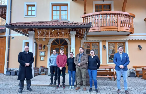 Minister za kmetijstvo Jože Podgoršek je včeraj na Bistriškem obiskal turistično kmetijo Peternelj v Brcah in kmetijo Slavec v Knežaku.  