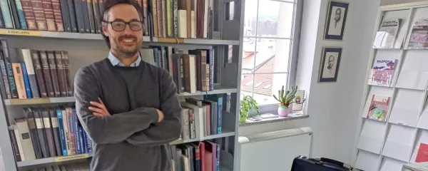 Knjižničar Nenad Arizanović je v postojnski knjižnici Bena Zupančiča ustvaril knjižno različico sobe pobega. 