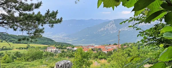 S ceste, ki vodi v Tabor, se  proti severu  odpira razgled na vas 
Vrabče in zgornjo Vipavsko dolino pod njimi. 