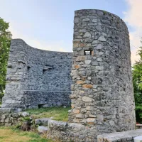 Polkrožni stolp, edini ostanek protiturškega tabora iz začetka 15. 
stoletja.