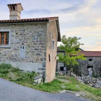 Večina hiš na Tabru je še ohranila svojo izvirno kamniti podobo.