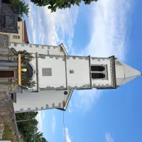 Župnijska cerkev Gospodovega ali Marijinega darovanja,  med 
domačini znana tudi z imenom “Marija na skalci”, prinaša v vas 
življenje.

 

 