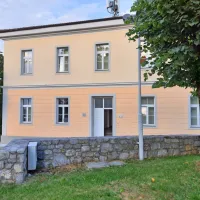 Nekdanja šola je po temeljiti obnovi središče druženja  Vrhovcev.  