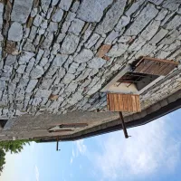 Mnoge hiše samevajo in čakajo nove prebivalce, ki jim bodo spet 
vrnili življenje.