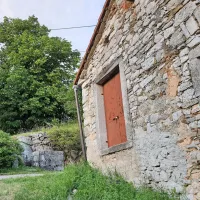 Le še malo kje videna vrata  v svislih hiše brez dostopa: nekoč 
tipična stavbna odprtina,  namenjena spravilu sena. Arhitektura, ki 
žal izginja.

 