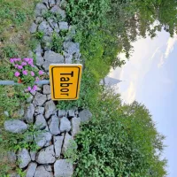 Lega na vrhu hriba je botrovala poselitvi že v času Keltov.