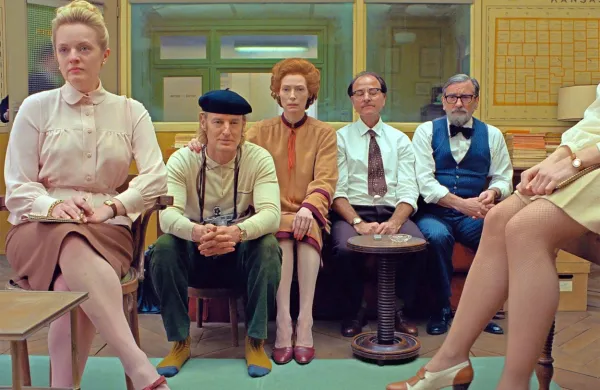 V svojem desetem celovečercu je Wes Anderson združil svojo 
ljubezen do revije New Yorker in fascinacijo s Francijo, ki se je 
kakopak začela pri francoskem novem valu.