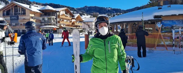 Ob obisku kateregakoli italijanskega smučišča toplo priporočamo, 
da si zagotovite FFP2 masko, saj jo bodo skoraj zagotovo zahtevali 
na zaprtih žičniških napravah, ob gneči pa tudi na kateri od 
odprtih sedežnic.