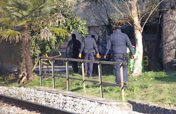 Kriminalisti, kriminalistični tehniki in forenziki so si temeljito ogledali 
ožje in širše območje najdbe trupla ter zavarovali številne sledi in 
dokaze.
