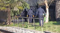 Kriminalisti, kriminalistični tehniki in forenziki so si temeljito ogledali 
ožje in širše območje najdbe trupla ter zavarovali številne sledi in 
dokaze.